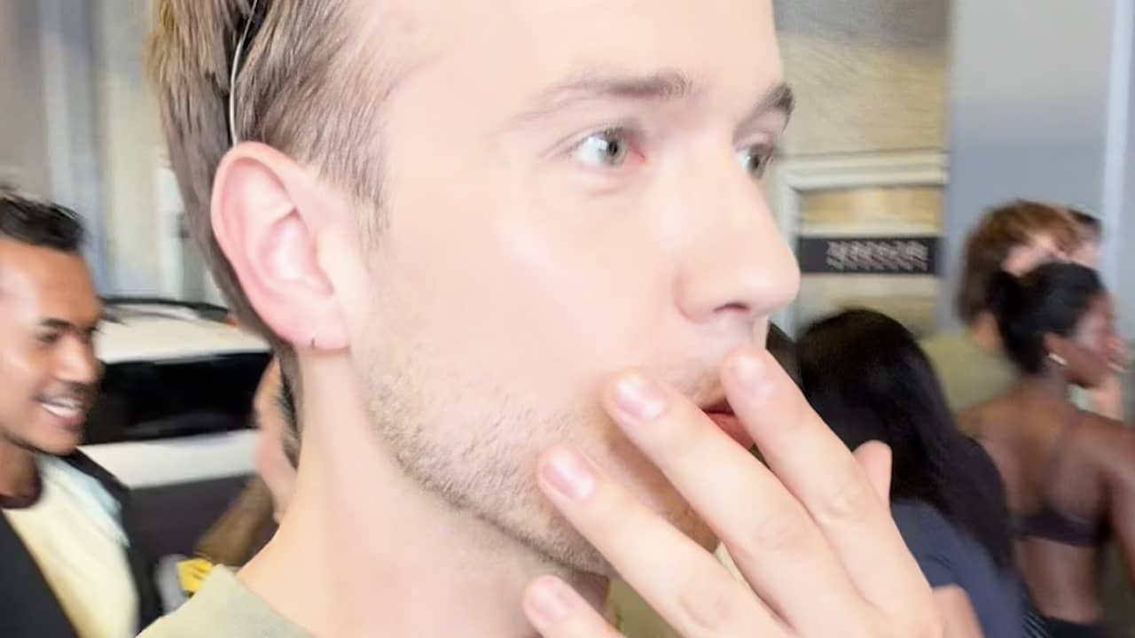 Moulin Rouge!-hoofdrolspeler Martijn Noort vlogt tijdens sprinklerincident
