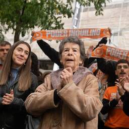 Vrouw (87) mag toch in huis in Madrid blijven wonen na massademonstraties