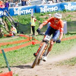 Weer teleurstelling op mountainbike voor Van der Poel: 'Het stapelt zich wel op'