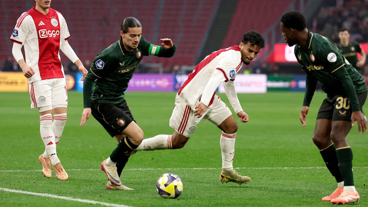 Live Eredivisie | Ajax ontsnapt aan gelijkmaker Feyenoord, Gloukh mist kopkans