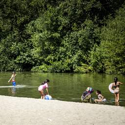 Twee zwemmers verdronken in Gelderland, kind gereanimeerd in Zoetermeer