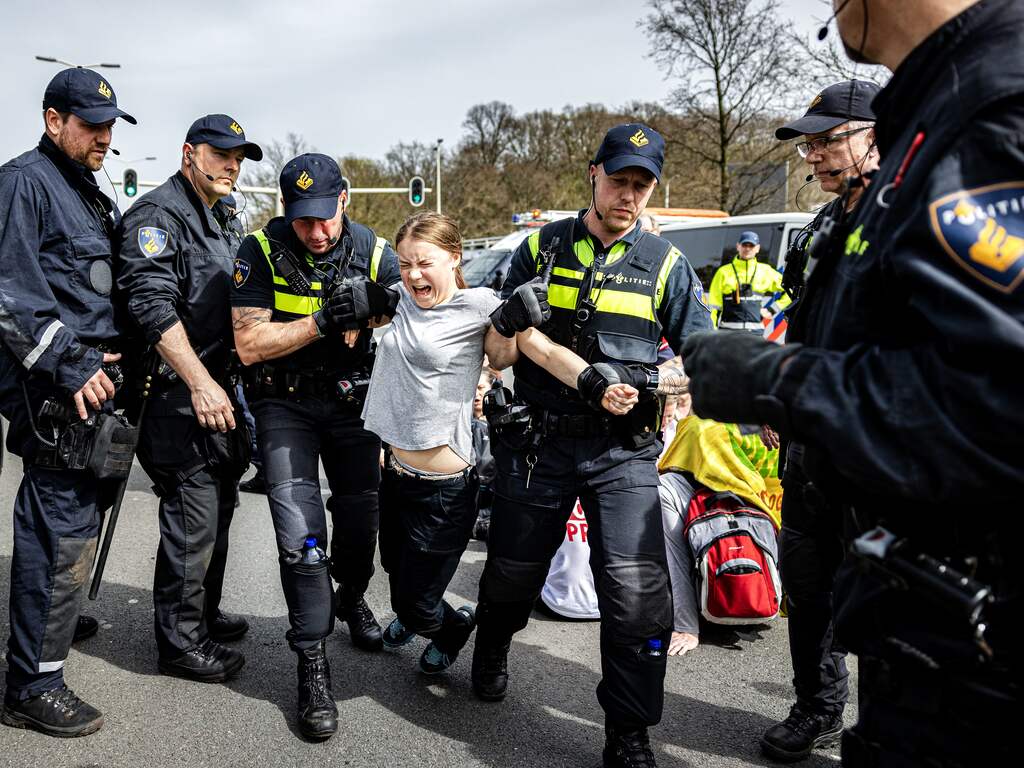 Greta Thunberg opgepakt bij mislukte blokkade A12, vrijgelaten en wéér opgepakt