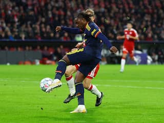 Ødegaard geeft prachtpass en laat Eze scoren voor Arsenal tegen Bayern