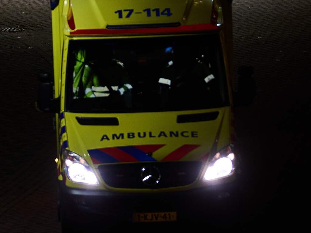 Dode en meerdere mensen bekneld bij botsing touringcar en auto nabij Koedijk