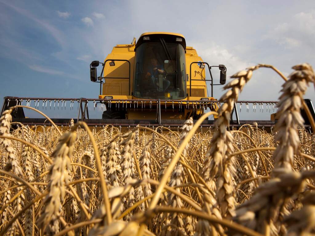 Tractorbestuurder doorboort auto na verkeersruzie