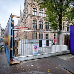 Tienduizenden euro's schade aan Binnenhof door rellen, monumentale ramen ingegooid