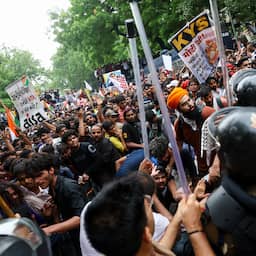 Duizenden jongeren van Indiase 'kakkerlakbeweging' demonstreren bij parlement