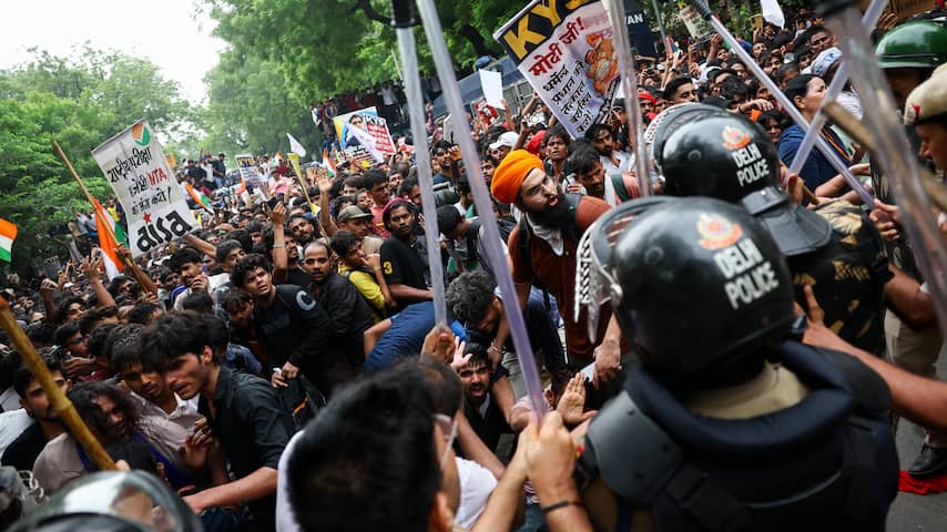 Duizenden jongeren van Indiase 'kakkerlakbeweging' demonstreren bij parlement