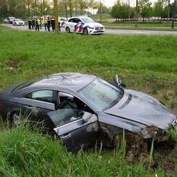 Video | Auto ligt zwaar beschadigd in greppel na politieachtervolging
