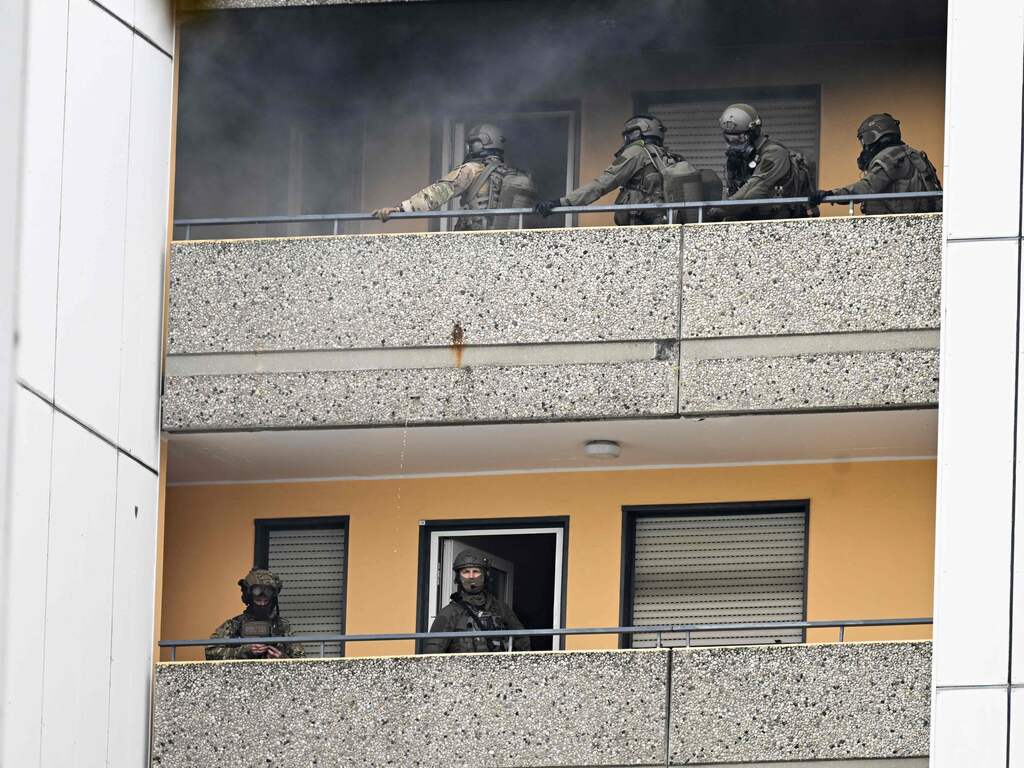 Dode gevonden en acht hulpverleners in levensgevaar na explosie in Duitse flat