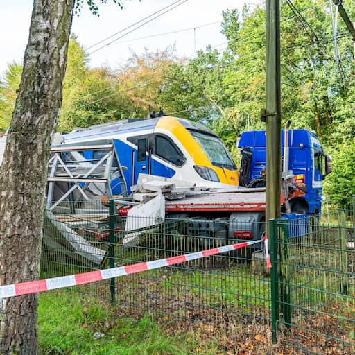 Illustratie bij: Trein met 150 passagiers botst op vrachtwagen bij overweg in Ermelo