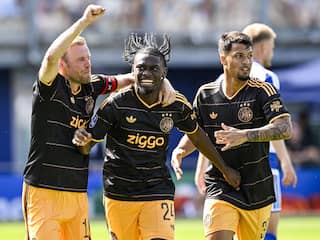 Ajax begint Eredivisie-seizoen met zwaarbevochten zege op tiental PEC Zwolle