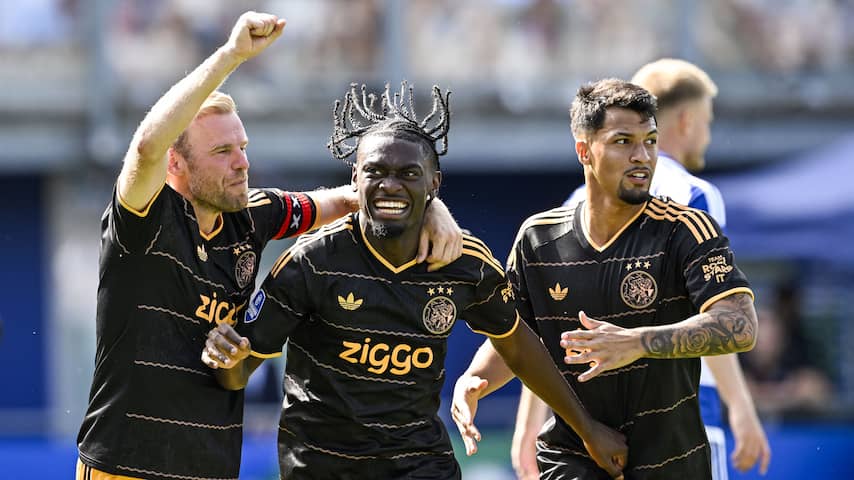 Ajax begint Eredivisie-seizoen met zwaarbevochten zege op tiental PEC Zwolle