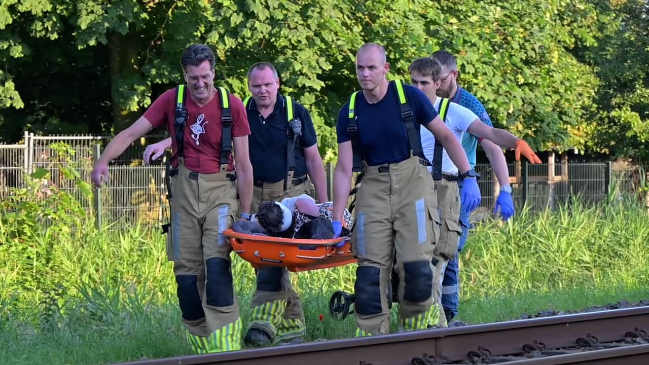 Gewonde persoon uit NS-trein na explosie door hulpdiensten geëvacueerd