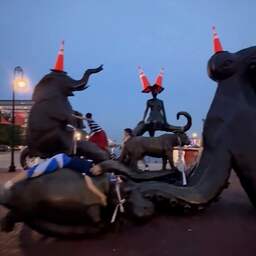Video | Amerikaan tikt pylon van standbeeld na actie Schotse fans