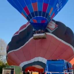Video | Opstijgende luchtballon scheurt andere ballon open in Flevoland