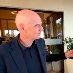 Video | Infantino na vraag van kale journalist over aftreden: 'Zie je bij de kapper'