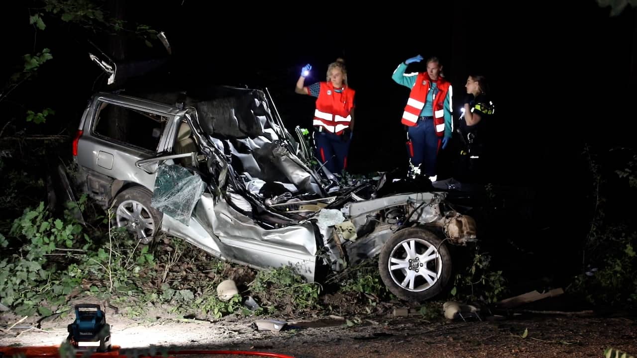Hulpdiensten treffen geplet autowrak aan na dodelijk ongeluk