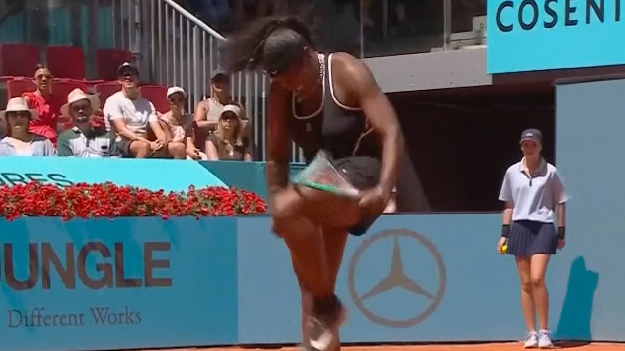 Video | Boze tennisster breekt racket doormidden op knie na verloren punt