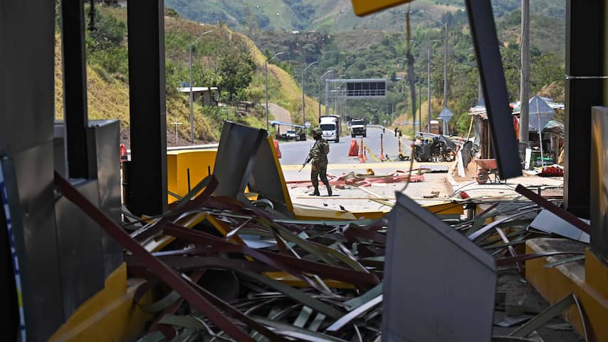 Twee aanslagen op eerste werkdag Colombiaanse president