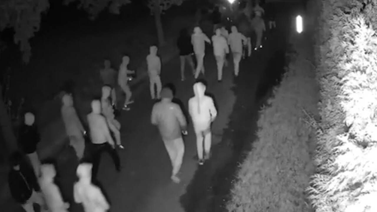 Foto bij Video | Beveiligingscamera filmt grote groep gewapende mannen in Overasselt