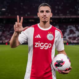 Hattrickheld Gloukh straalt na 'mentaal zwaar jaar' bij Ajax: 'Heb meer vrijheid'