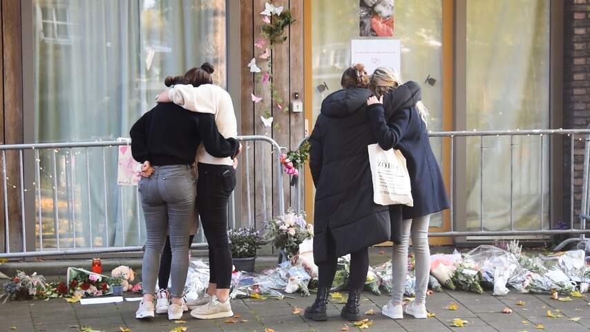 Bloemen en knuffels bij herdenkingsplek voor Hebe en Sanne