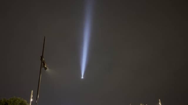 Video | Helikopter met zoeklicht cirkelt boven Parijs tijdens avondklok