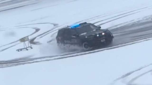 Agenten in VS betrapt terwijl ze donuts maken met dienstauto in sneeuw