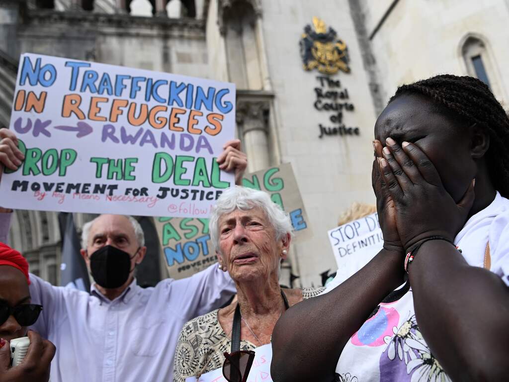 Brits vliegtuig met asielzoekers vliegt dinsdag toch niet naar Rwanda