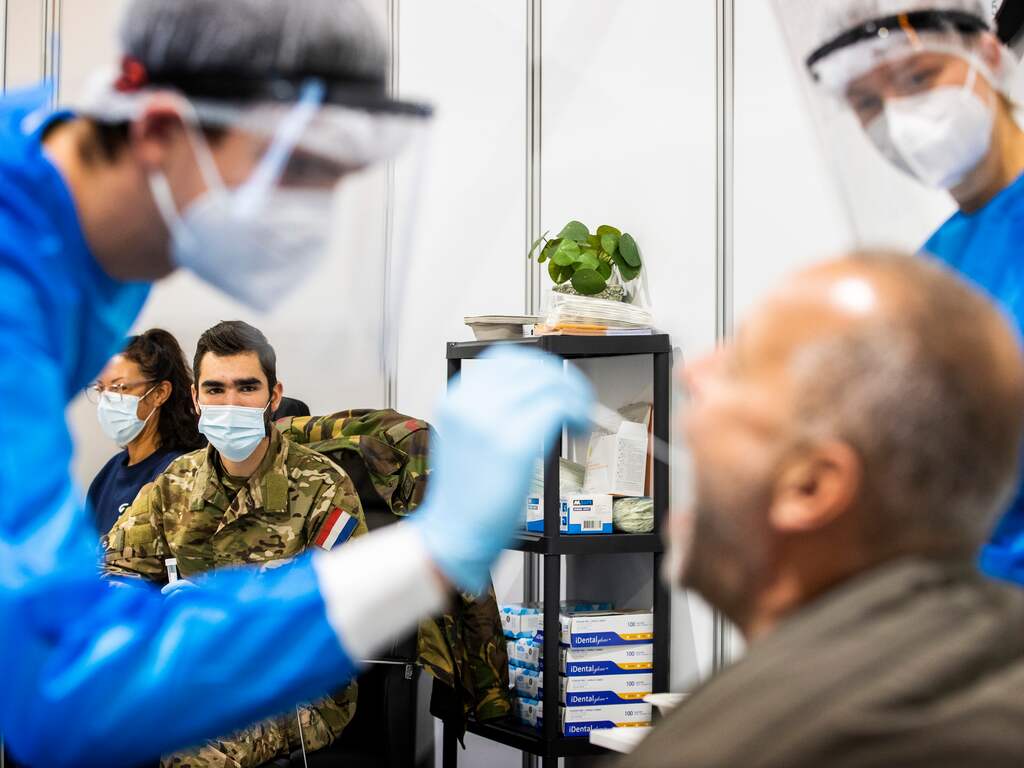 RIVM: Aantal positieve tests met een vijfde gedaald, zorgen om omikronvariant