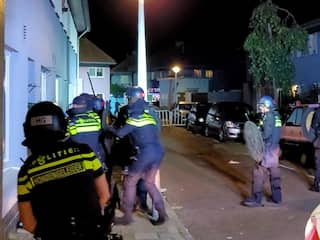 ME treedt op tegen man bij voordeur in Amsterdam-Noord
