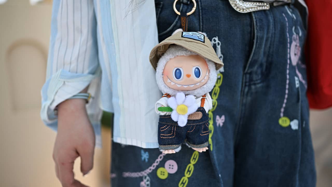 Dit is waarom iedereen ineens rondloopt met gekke figuurtjes aan zijn tas