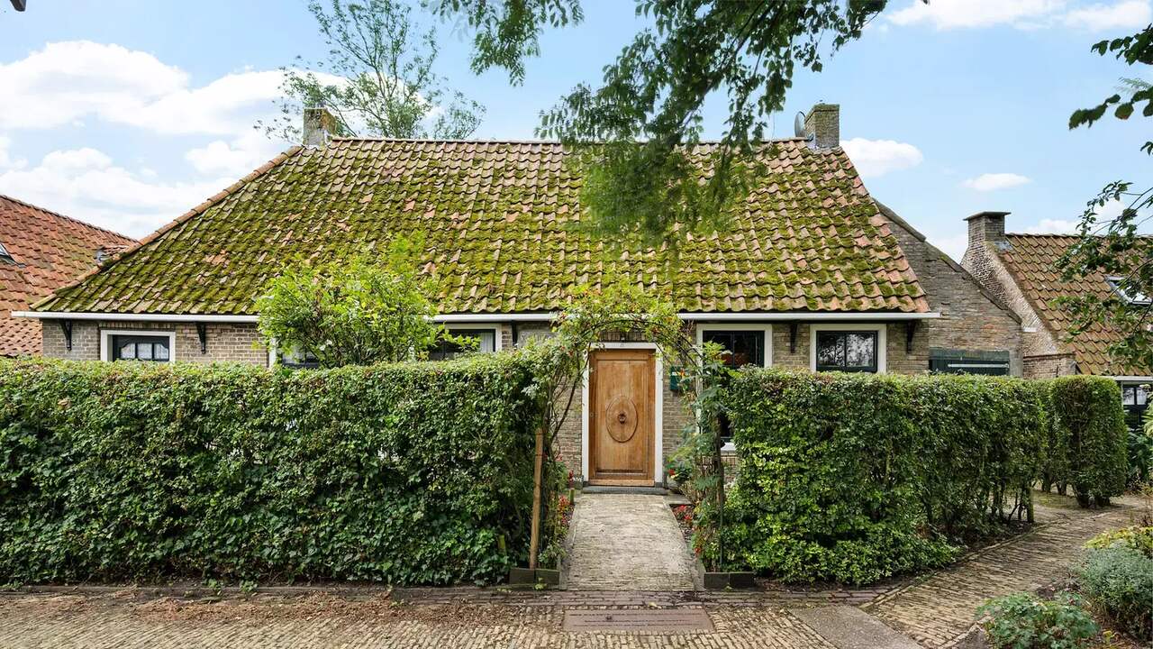 Foto bij Fries huis van Gerard Reve staat te koop: 'Geen instapklare woning'