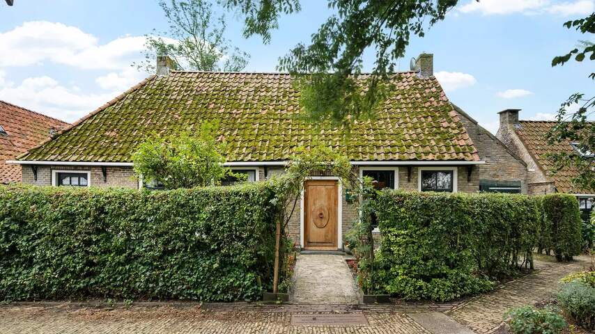 Foto bij Fries huis van Gerard Reve staat te koop: 'Geen instapklare woning'