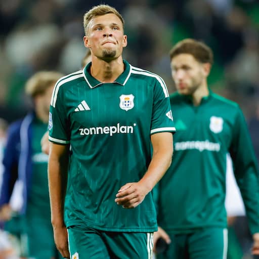 Illustratie bij: Spelersbus PEC Zwolle opgewacht na nieuwe nederlaag bij FC Groningen