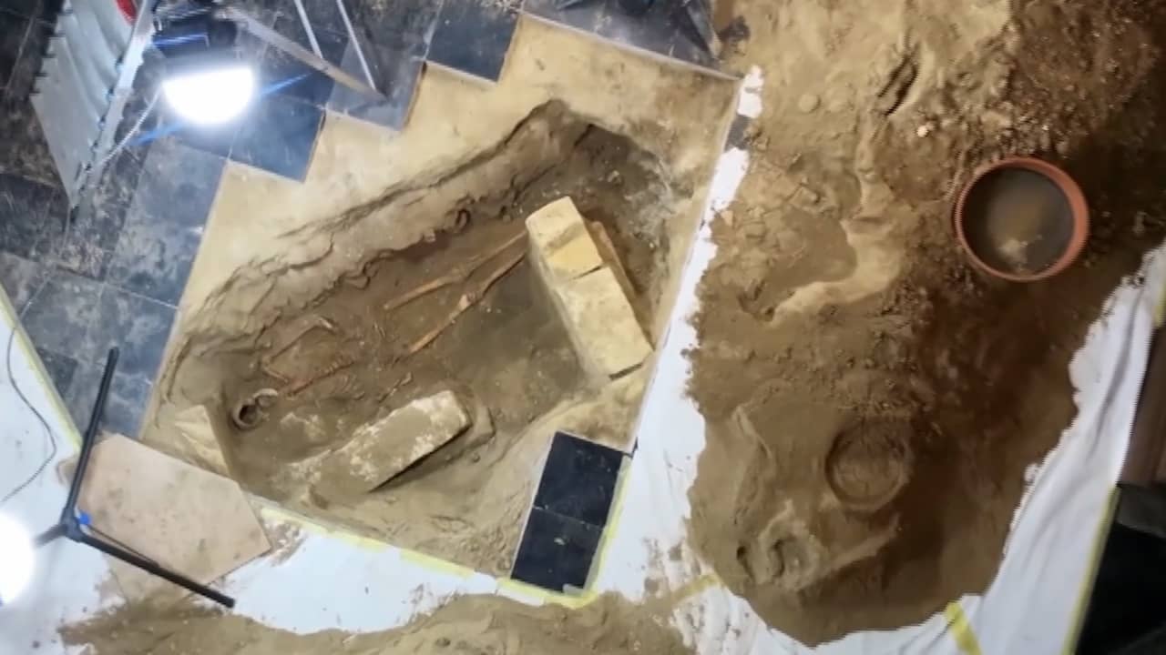 Video | Mogelijk skelet van musketier d'Artagnan gevonden onder kerk in Maastricht
