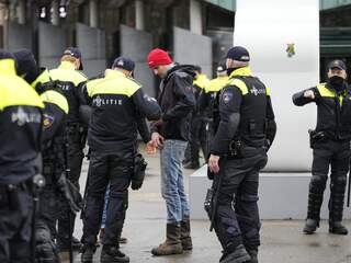 Vier agenten gewond en 30 aanhoudingen bij verboden betoging Museumplein