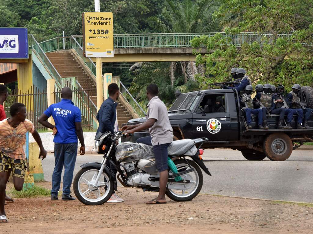 Militairen plegen staatsgreep in Guinee, president gevangengenomen