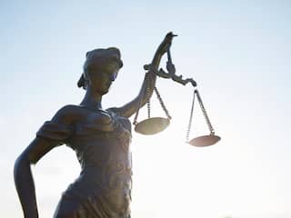 Man (24) verdacht van afpersen ruim honderd meisjes met naaktbeelden