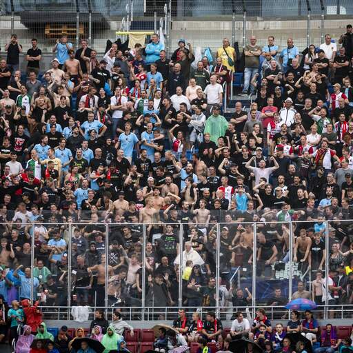 Illustratie bij: Feyenoord krijgt boetes voor racisme en bekergooien in duel met FC Barcelona
