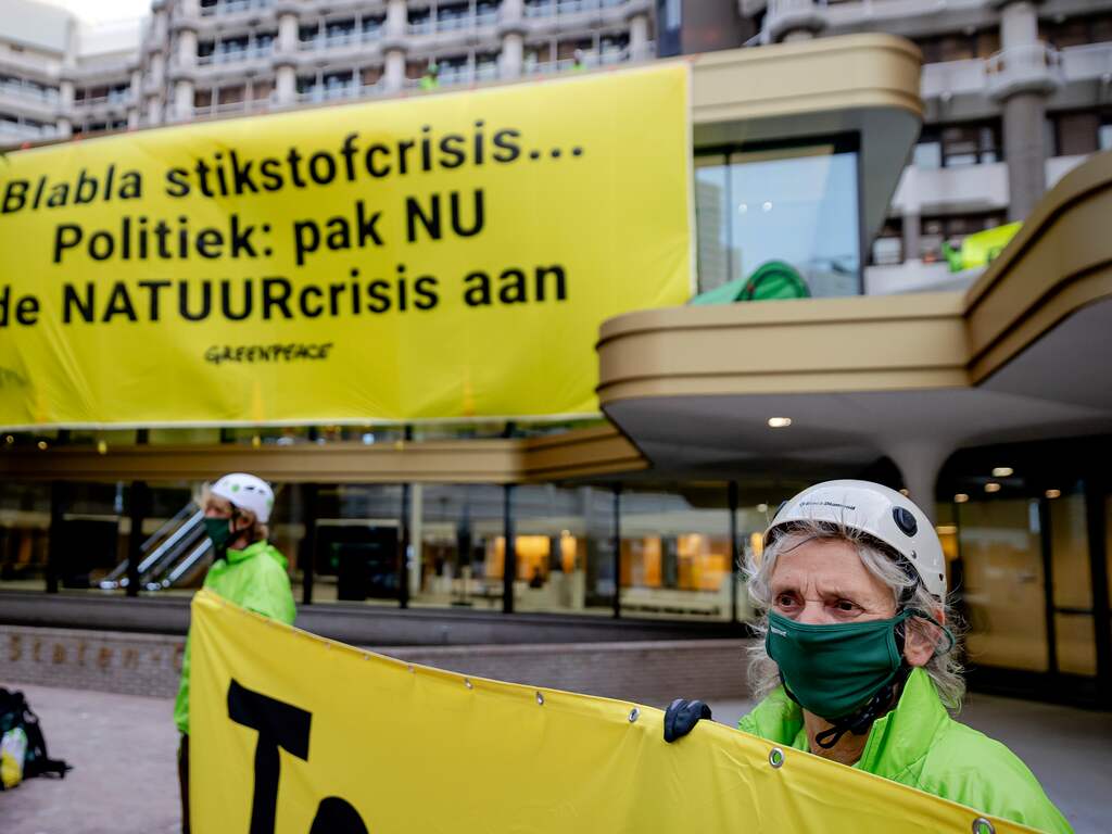 Activisten Greenpeace voeren actie op tijdelijk pand Tweede Kamer