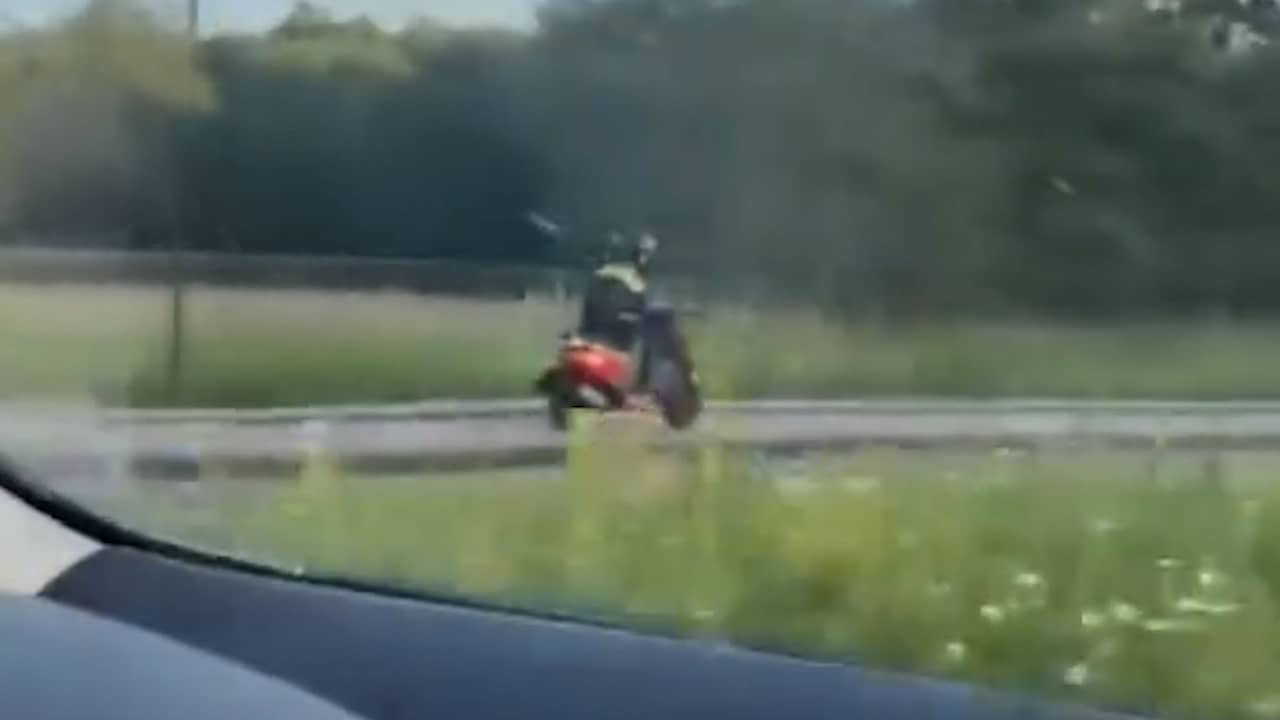 Video | Politie achtervolgt scooterrijder in Drachten maar botst op fietser