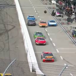 Video | Wiel van NASCAR-auto stuitert pitsstraat door