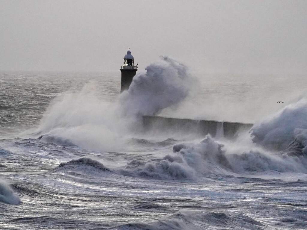 Mogelijk zwaarste storm ooit gemeten op Britse eilanden, Nederland krijgt 'schampschot'
