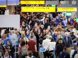 Tientallen mensen missen vlucht van Transavia door lange rijen op Schiphol
