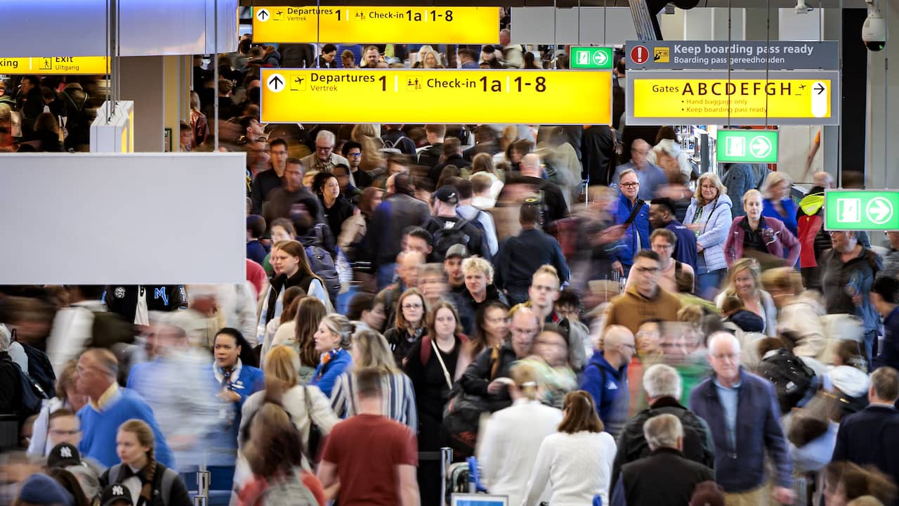 Tientallen mensen misten vlucht van Transavia door lange rijen op Schiphol