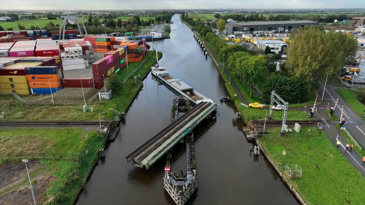 Schip ligt vast onder spoorbrug bij Alphen aan den Rijn na botsing | NU.nl