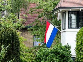 Nederlandse vlag hangt deze 4 mei sinds zonsopgang halfstok