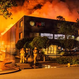 Brandweer blust na bij grote brand bij veevoerbedrijf in Veenendaal